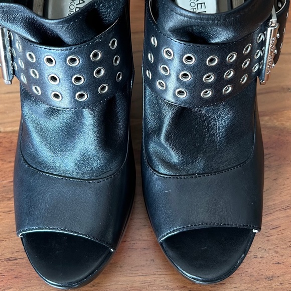 Michael Kors MK Black Leather Shoes with 4 1/2” hills size 9 1/2 - Picture 2 of 9